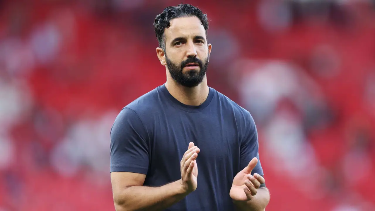 কেন আমোরিমকে এখনও বরখাস্ত করছে না ম্যানইউ?