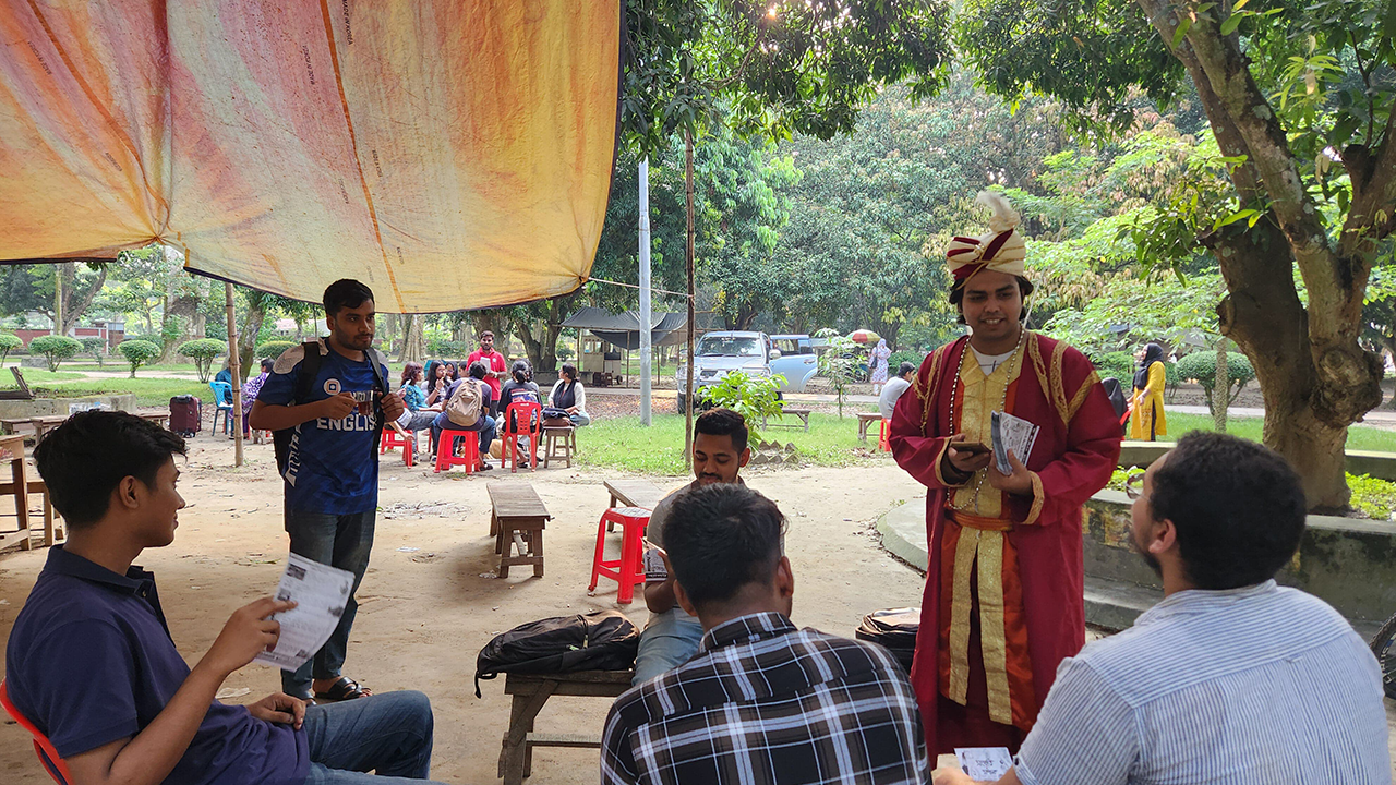 অভিনব সাজে রাকসু নির্বাচনের প্রচারে প্রার্থী