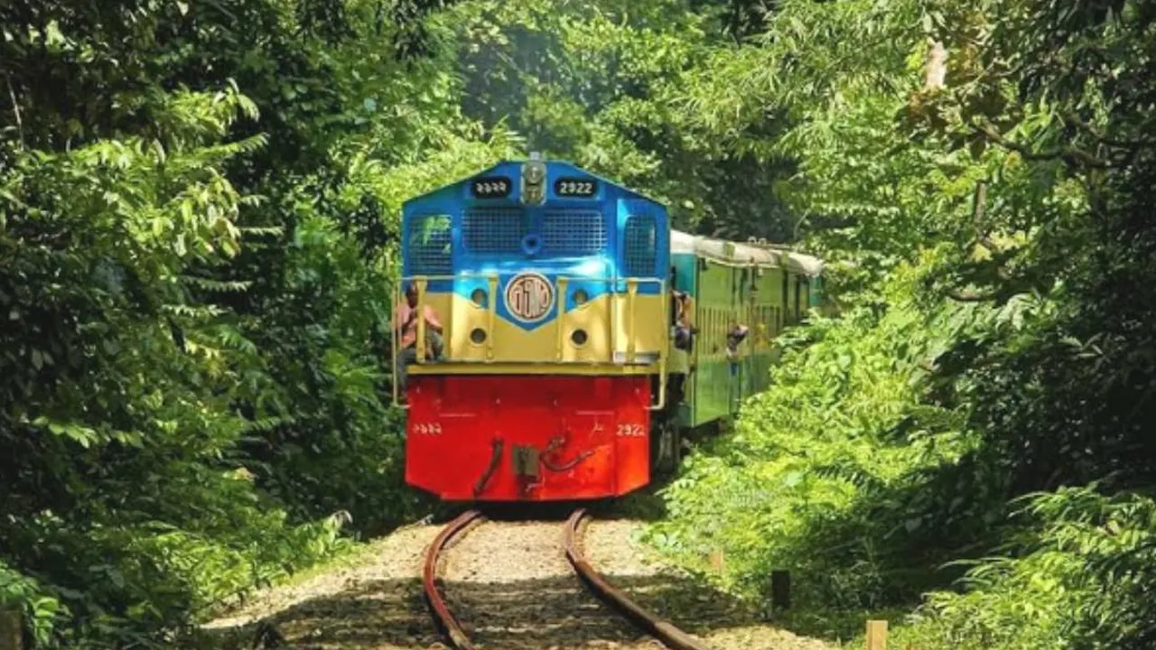 ট্রেনে কুবি শিক্ষার্থীকে উত্ত্যক্ত করায় ৫ যুবক আটক